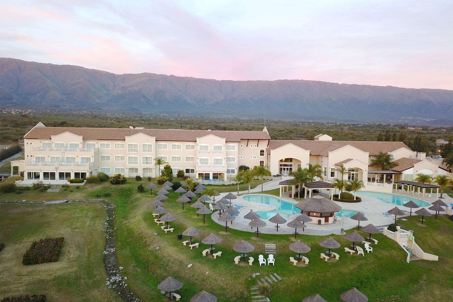 Howard Johnson Resort Spa & Convention Center Villa de Merlo Екстер'єр фото