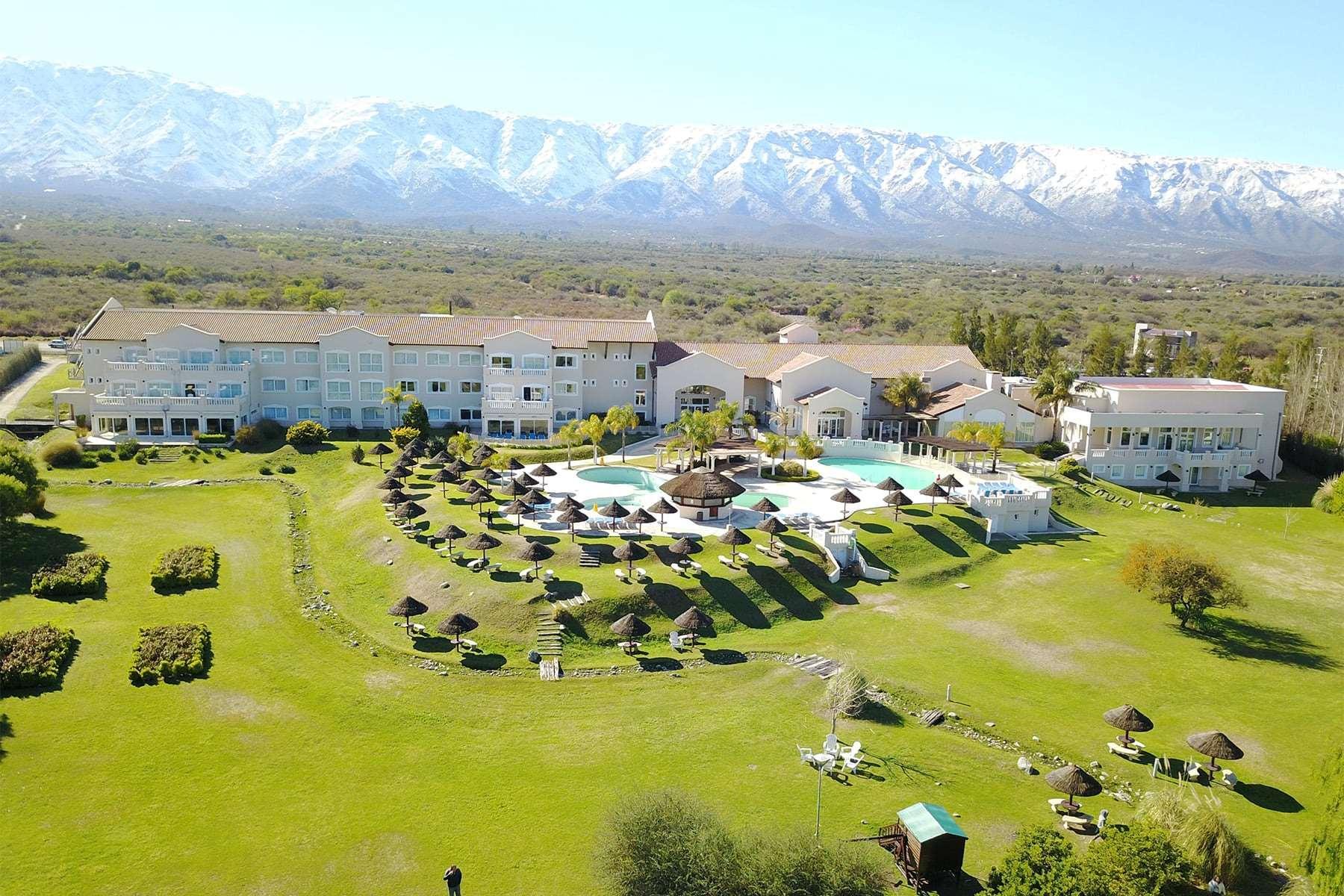 Howard Johnson Resort Spa & Convention Center Villa de Merlo Екстер'єр фото