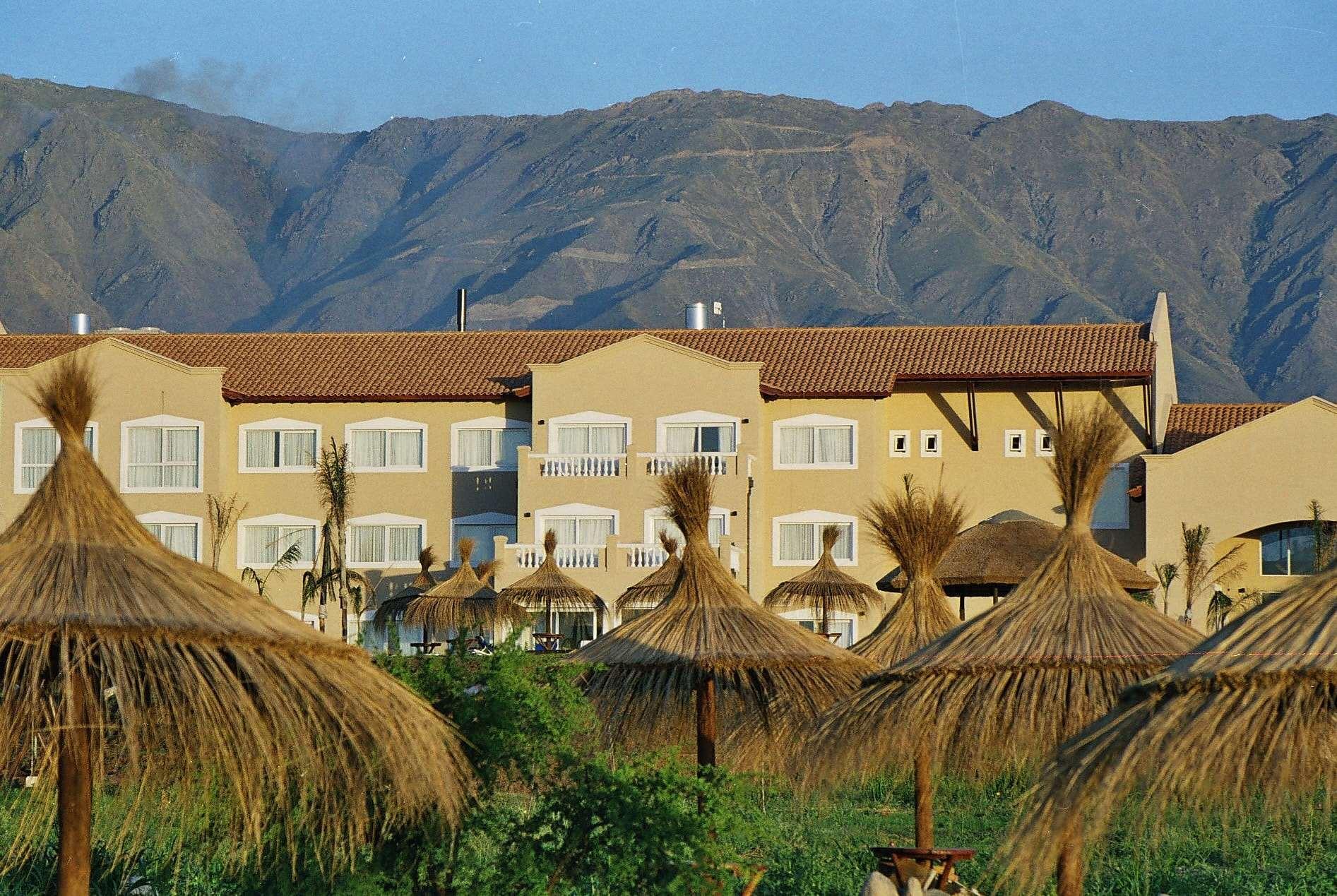 Howard Johnson Resort Spa & Convention Center Villa de Merlo Екстер'єр фото