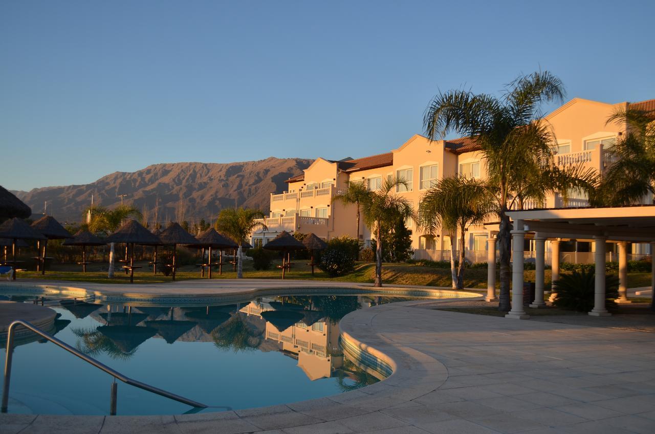 Howard Johnson Resort Spa & Convention Center Villa de Merlo Екстер'єр фото